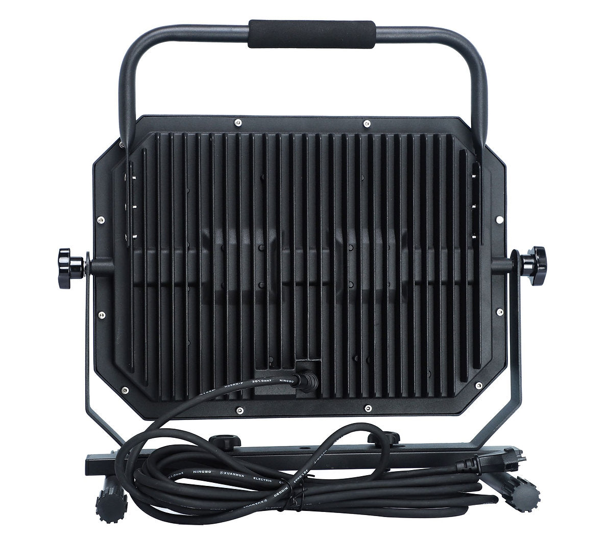 Der NORDRIDE Nordride Baustrahler Sector 150W IP65 ist ein schwarzer LED-Arbeitsscheinwerfer mit Kühlrippen, oberem Griff, seitlichen Einstellknöpfen und einem aufgerollten Stromkabel an der Basis - ideal für robuste Baustellenbeleuchtung.