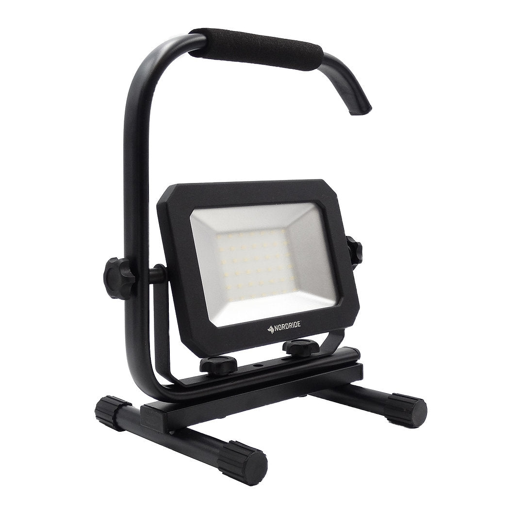 Der NORDRIDE Nordride Baustrahler Sector 30W IP65 ist eine tragbare LED-Arbeitsleuchte mit schwarzem Rahmen, verstellbarem Ständer und Griff. Der robuste Sockel und die vielen LEDs machen sie ideal für jede Baustelle.