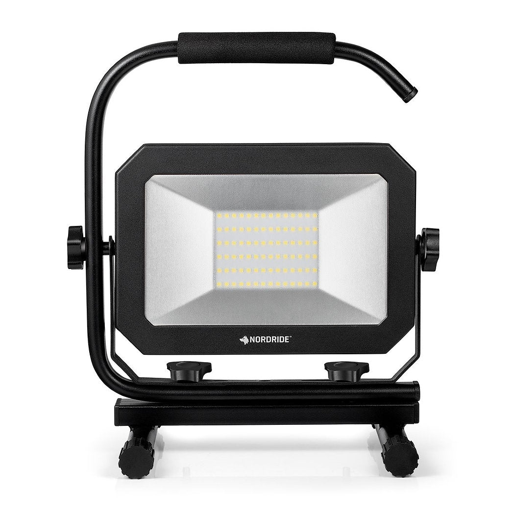 Der Nordride Baustrahler Sector 50W IP65 ist eine tragbare LED-Arbeitsleuchte von NORDRIDE mit schwarzem Rahmen, verstellbarem Griff und Ständer, rechteckigem Panel mit mehreren LEDs und IP65-Schutz. Auf der Vorderseite befindet sich das NORDRIDE-Logo.