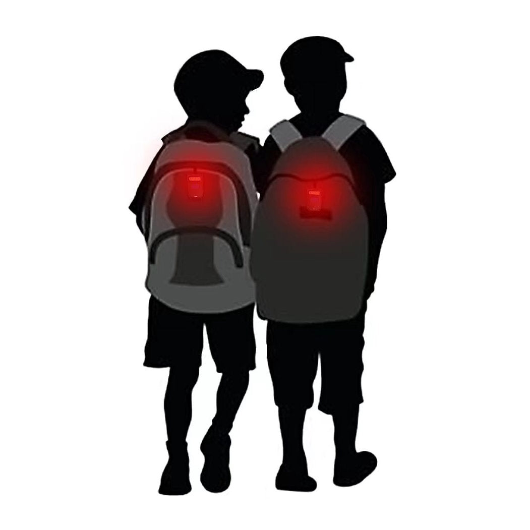 Silhouetten von zwei Kindern mit Rucksäcken, die jeweils mit einer NORDRIDE Clipleuchte Scout Red mit kleinen roten Rücklichtern ausgestattet sind, stehen nebeneinander vor einem weißen Hintergrund.