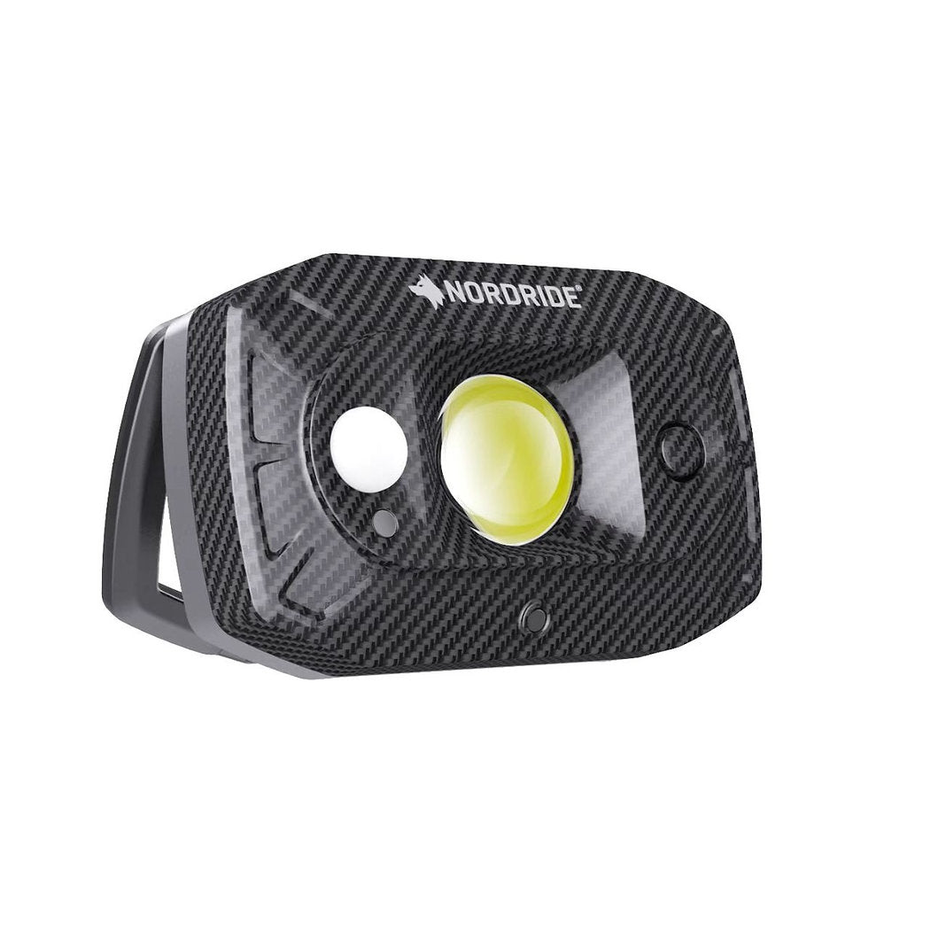Der Nordride Flutlichtstrahler Guard von NORDRIDE ist ein schwarzer, rechteckiger LED-Arbeitsscheinwerfer mit Karbonfasertextur, zentralem gelben und kleineren runden Lichtern, Schutzart IP67 und dem Nordride-Logo auf der Oberseite. Ideal als wiederaufladbarer Flutlichtstrahler.