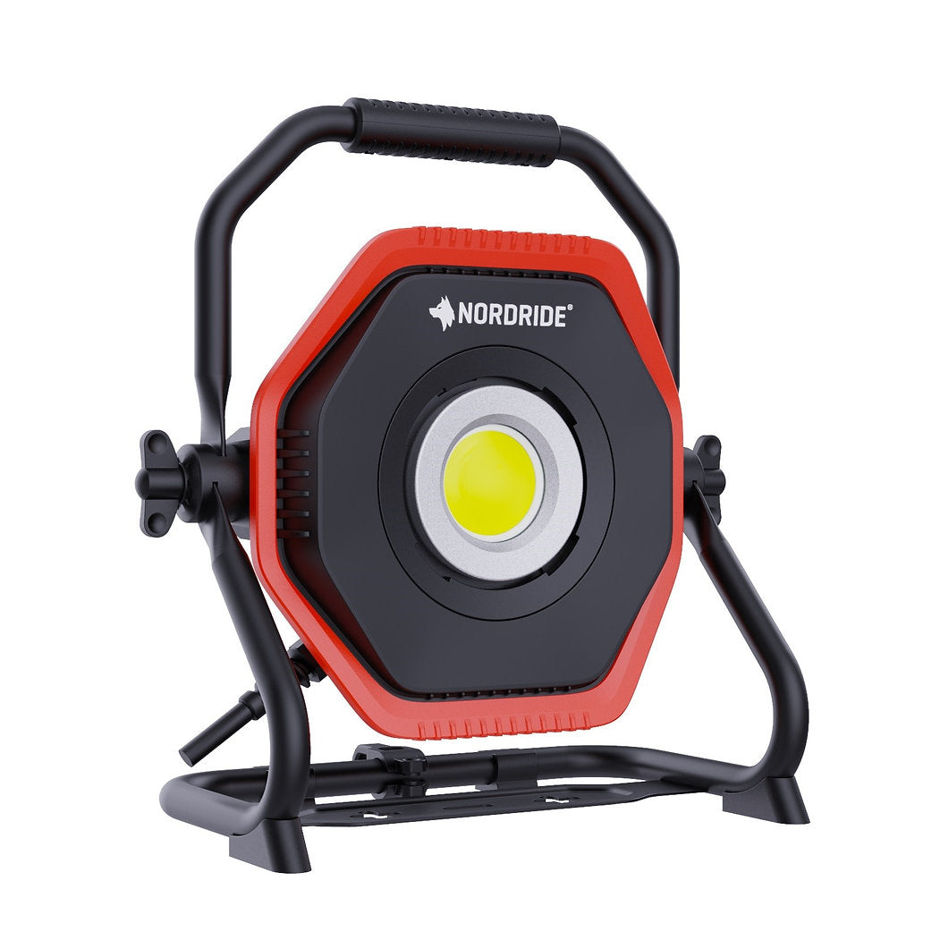 Der Nordride Hochleistungsstrahler Lumos 100 W ist ein tragbarer 10000 Lumen LED-Strahler mit einem schwarz/roten sechseckigen Gehäuse auf einem stabilen Metallständer. Auf der Vorderseite ist "NORDRIDE" aufgedruckt, was ihn ideal für den Einsatz als Baustellenstrahler macht.