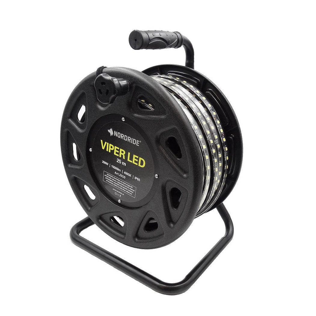 Eine schwarze Spule mit der Aufschrift NORDRIDE und einem Griff hält ein aufgewickeltes Nordride Lichtband Viper LED 25m für Baustellenbeleuchtung, montiert auf einem Metallständer. In der Mitte der Spule sind Produktangaben aufgedruckt.