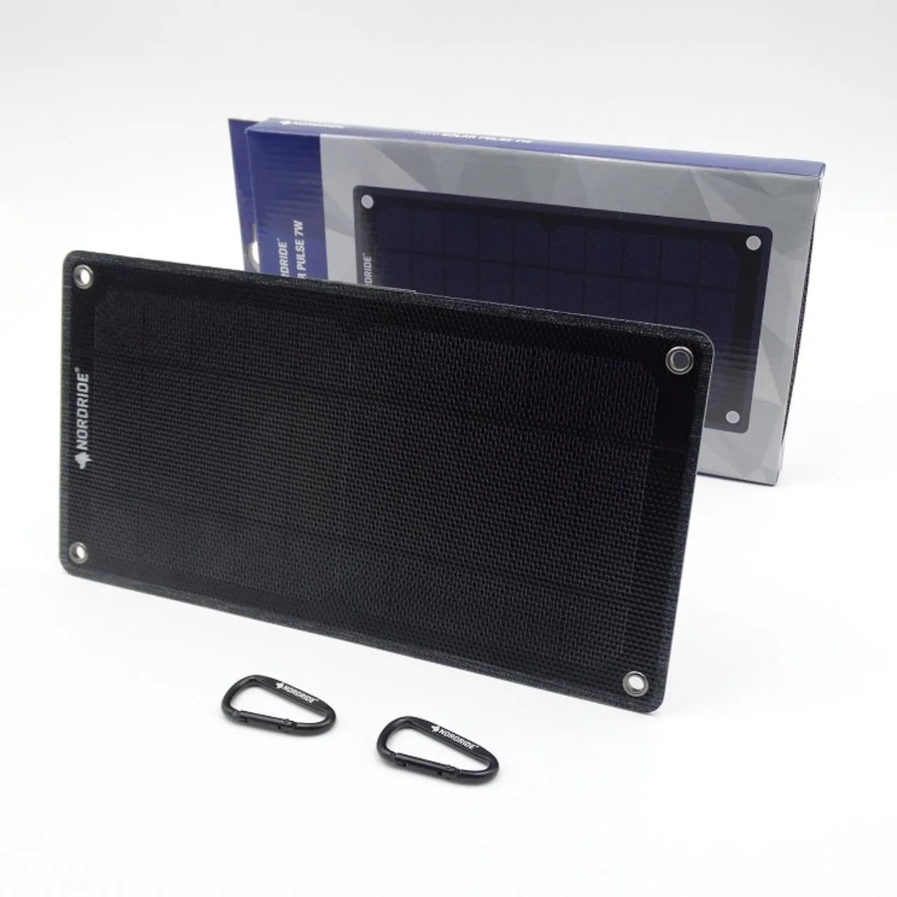 Das NORDRIDE SOLAR PULSE 7W Solarpanel mit monokristallinen Zellen wird vorne und hinten gezeigt, inklusive zwei schwarzen Karabinern und Verpackung auf weißem Hintergrund - perfekt zum mobilen Laden einer Powerbank.