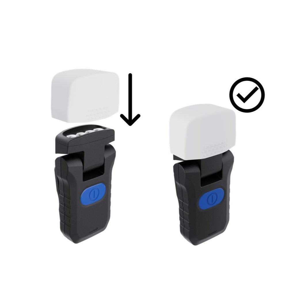 Die Abbildung zeigt, wie eine weiße Nordride Signalkappe und ein Diffusor in zwei Schritten an einem schwarzen NORDRIDE Scout, Patrol & Paramedic Light mit blauem Knopf befestigt werden. Ein Pfeil und ein Häkchen weisen auf die richtige Platzierung hin.