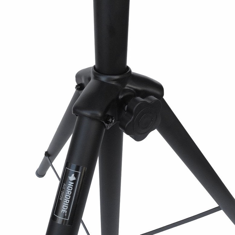 Nahaufnahme eines Stativstativs von Nordride Stativ aus schwarzem Metall, mit dem verstellbaren Feststellknopf und den Beinen. Auf einem der Stativbeine ist ein Etikett mit der Marke NORDRIDE zu sehen.