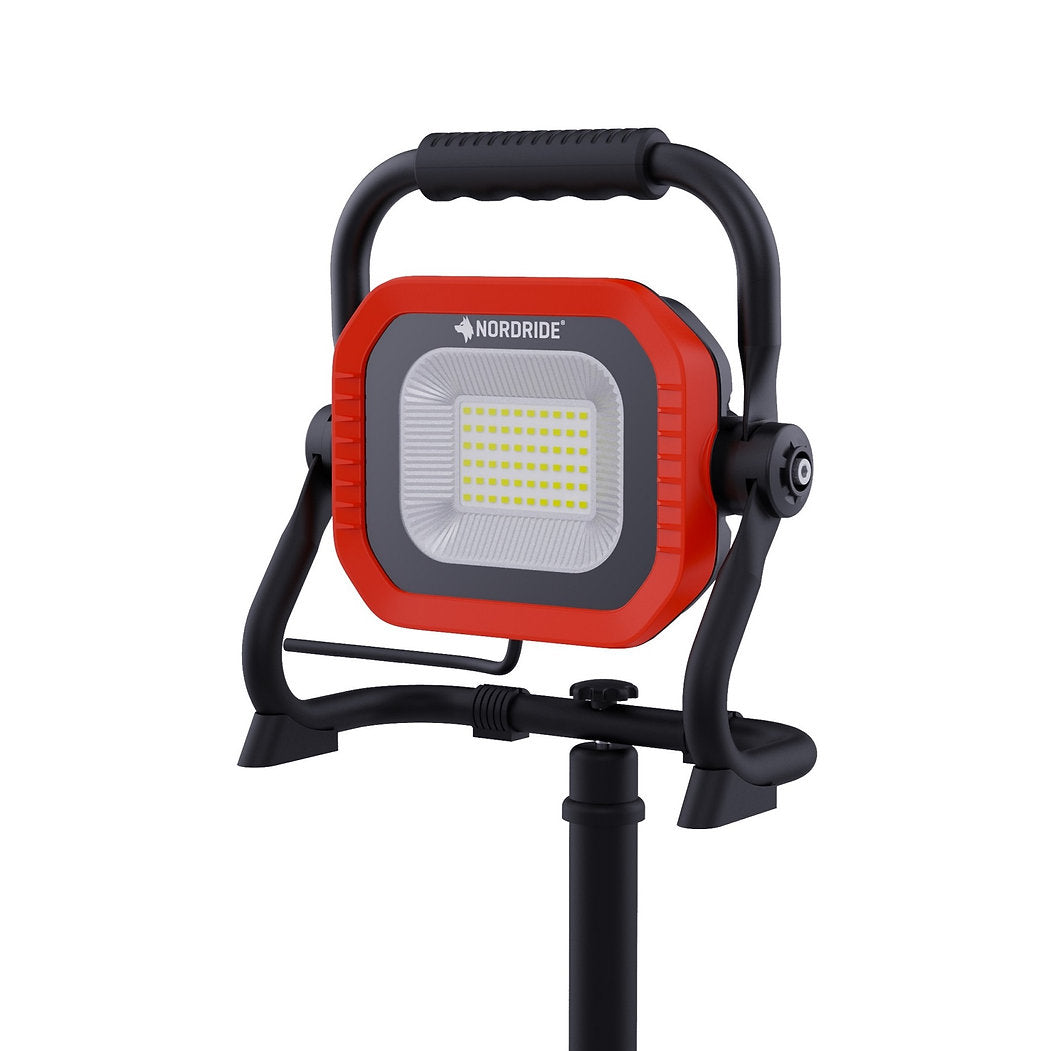 Die NORDRIDE Nordride Stativ ist eine tragbare LED-Arbeitsleuchte mit rotem und schwarzem Rahmen, die auf einem verstellbaren Ständer montiert ist und über einen Griff an der Oberseite zur einfachen Einstellung verfügt.
