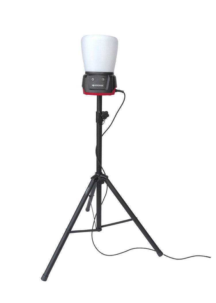 Die NORDRIDE Nordride Stativ, eine tragbare LED-Leuchte mit weißem Diffusor, ist auf einem verstellbaren Stativ montiert. Ein Netzkabel hängt neben dem Stativ vor einem weißen Hintergrund.