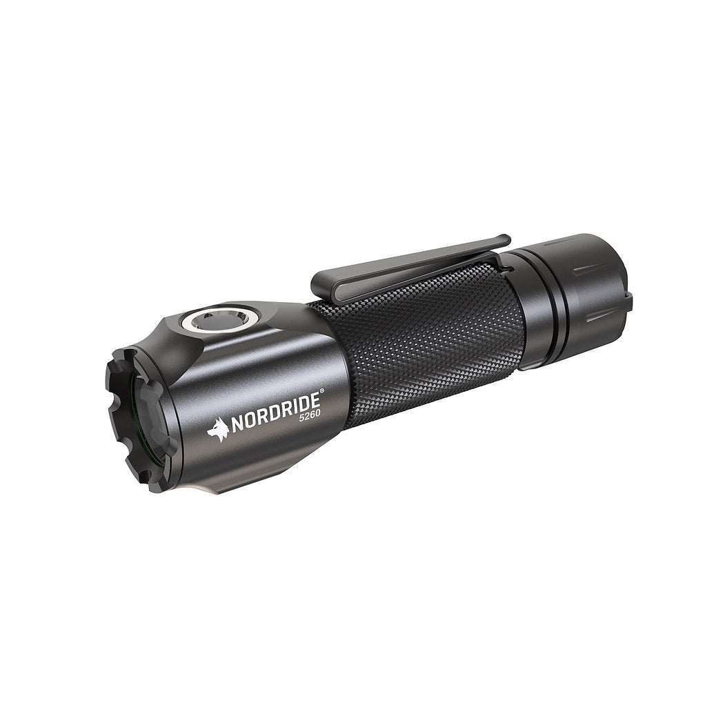 Eine schwarze Nordride Taschenlampe Spot Defender R von NORDRIDE mit 1100 Lumen, strukturiertem Griff, Clip und großem Power-Button am Kopf ist auf weißem Hintergrund abgebildet.