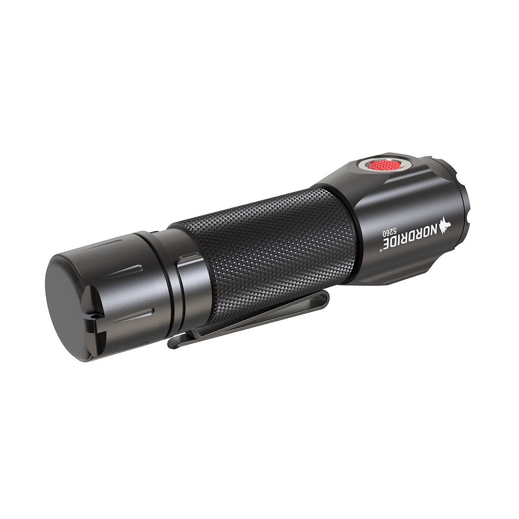 Die kompakte Nordride Taschenlampe Spot Defender R von NORDRIDE bietet 1100 Lumen, hat einen texturierten Griff, roten Power-Button am Ende, Metallclip zur Befestigung und ist wiederaufladbar.