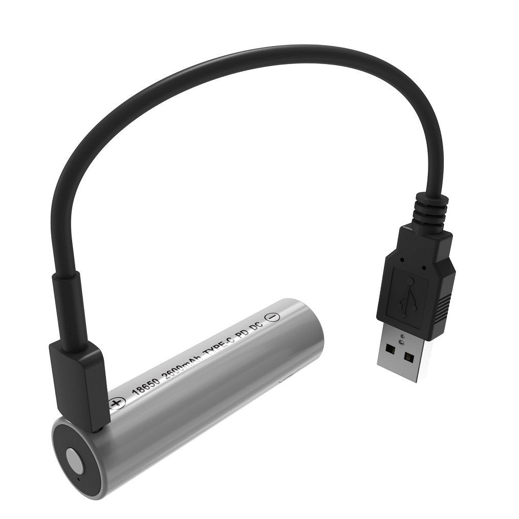 Ein kompaktes, zylindrisches NORDRIDE USB-Ladegerät mit silberfarbenem Metallic-Finish und kurzem schwarzem Kabel - perfekt, um Ihre Nordride Taschenlampe Spot Defender R überall aufzuladen.