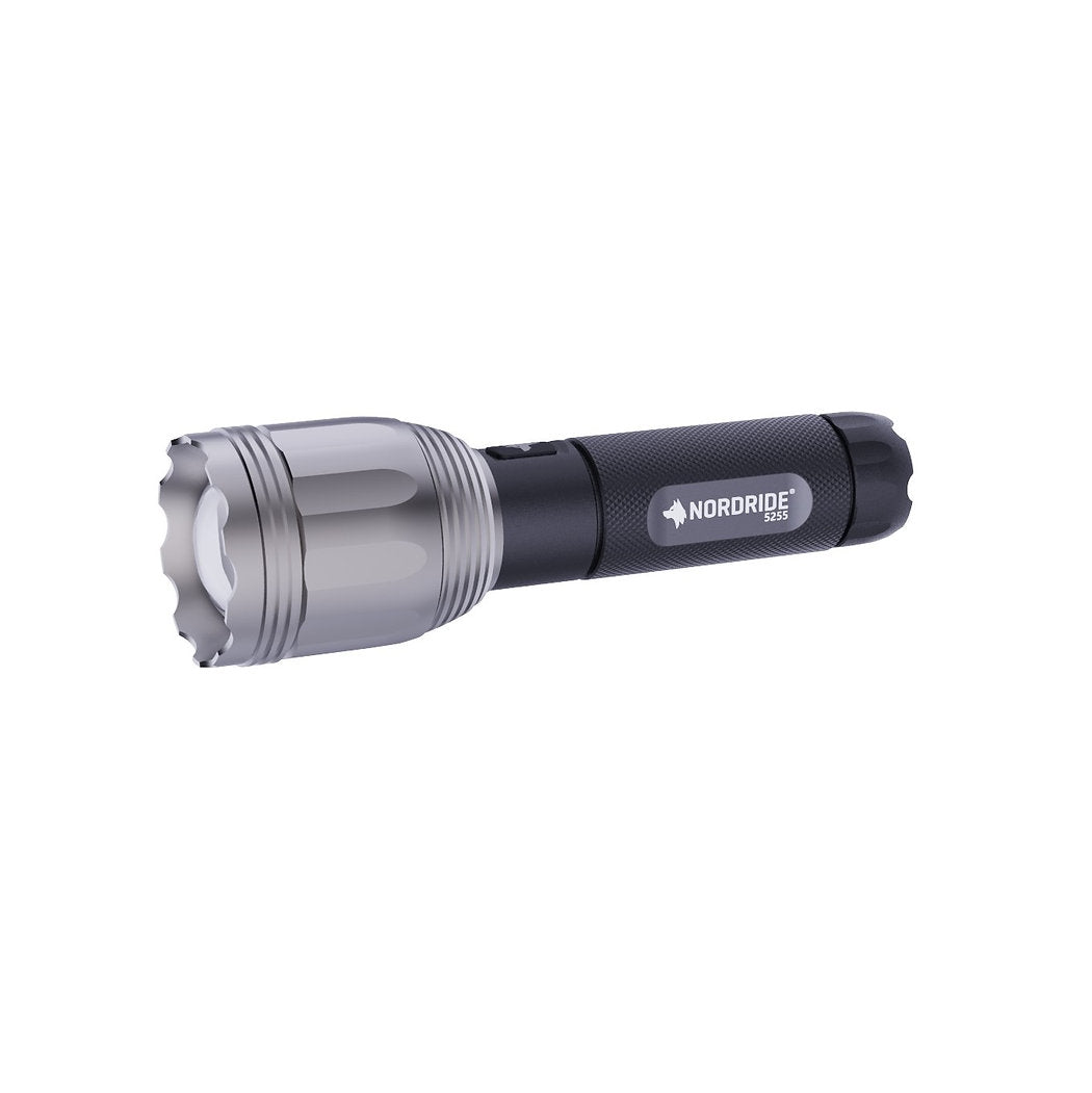 Die schwarz-silberne NORDRIDE Nordride Taschenlampe Spot Long Ranger R, mit strukturiertem Griff und breitem, geriffeltem Kopf, liefert bis zu 1000m Reichweite Long Range Fokus, abgebildet auf einem schlichten weißen Hintergrund.