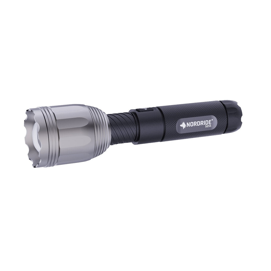 Die NORDRIDE Taschenlampe Spot Long Ranger R verfügt über ein schwarz-silbernes Design mit strukturiertem Griff, Markenlogo und bietet Long Range Fokus bis zu 1000m Reichweite, dargestellt vor einem weißen Hintergrund.