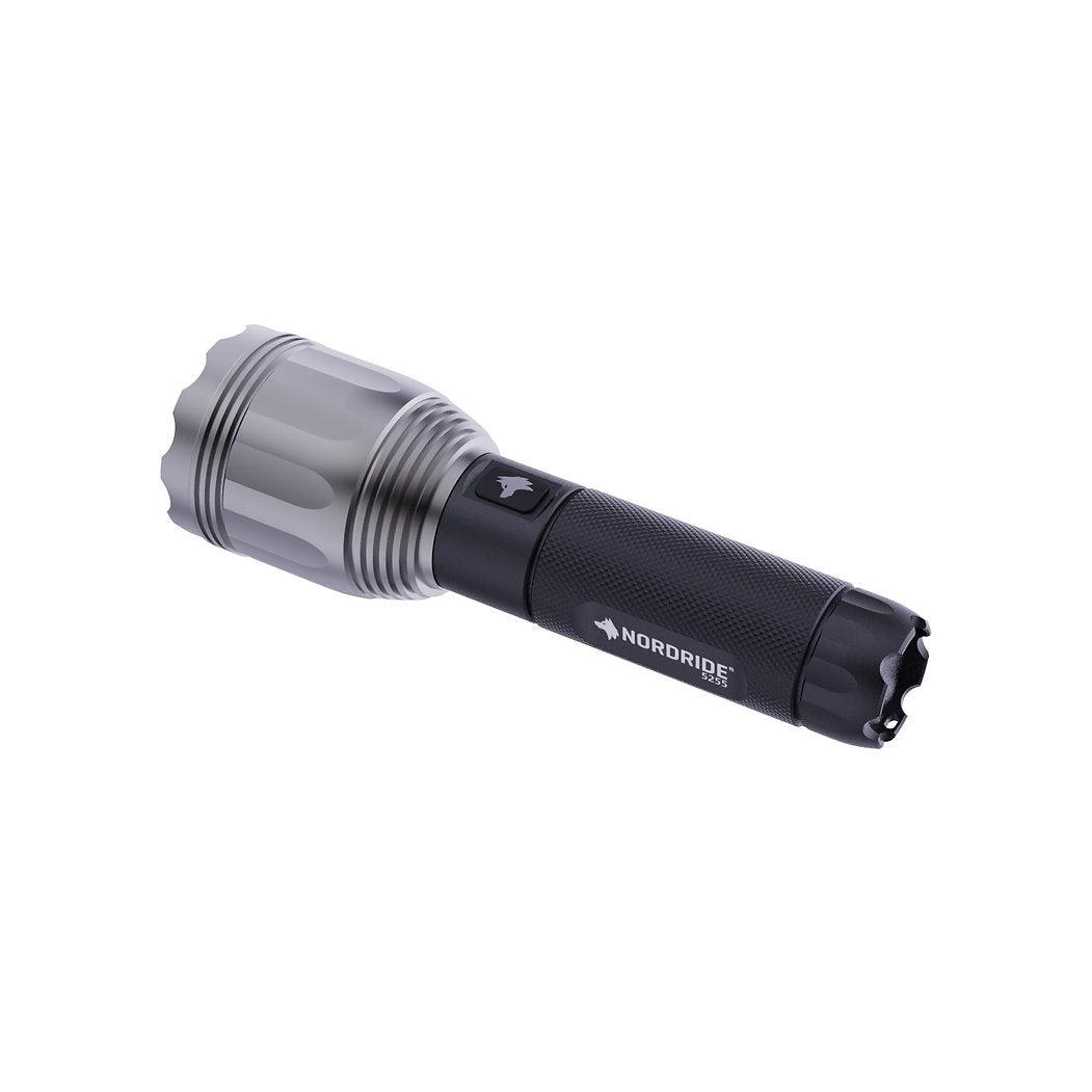 Die NORDRIDE Nordride Taschenlampe Spot Long Ranger R ist eine schwarz-silberne LED-Taschenlampe mit strukturiertem Griff, abgebildet auf weißem Hintergrund.