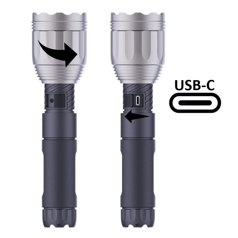 Zwei NORDRIDE Nordride Taschenlampen Spot Long Ranger R: Die linke zeigt das Drehen des Kopfes für Long Range Fokus, die rechte offenbart einen USB-C Ladeanschluss und Symbol - ideal für bis zu 1000m Reichweite.