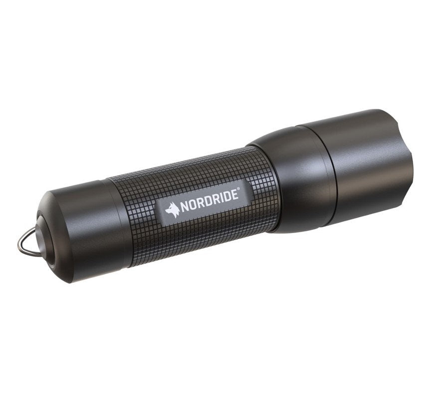 Die Nordride Taschenlampe Spot UV 365 A Set ist eine kleine, schwarze 365 nm UV-Taschenlampe von NORDRIDE mit einem strukturierten Griff und einer Metallschlaufe am Ende.