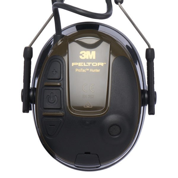 Nahaufnahme des 3M Peltor Gehörschutz ProTac™ Hunter mit Bedientasten und Kopfbügelkabeln. Das goldene 3M Peltor-Logo und der Produktname befinden sich auf der Oberseite und machen ihn zum idealen Gehörschutz für Jäger.
