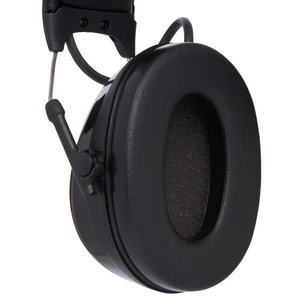 Nahaufnahme einer schwarzen Over-Ear-Kopfhörermuschel mit Schaumstoffpolsterung, die an einem verstellbaren Kopfband befestigt ist - ideal als pegelabhängiger Gehörschutz wie der 3M Peltor Gehörschutz ProTac™ Hunter für zuverlässigen Gehörschutz.