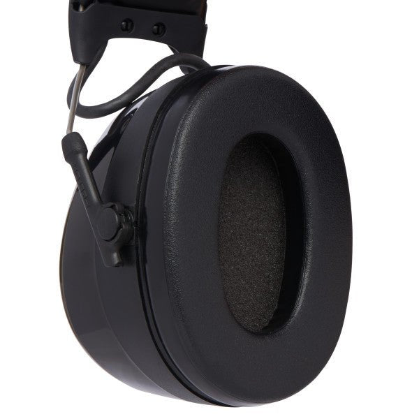 Nahaufnahme einer schwarzen Over-Ear-Ohrmuschel des 3M Peltor Gehörschutz ProTac™ Shooter, die die ovale Polsterung, die innere Schaumstoffabdeckung des Lautsprechers und einen Teil des Kopfbügels mit den sichtbaren Anschlusskabeln zeigt.