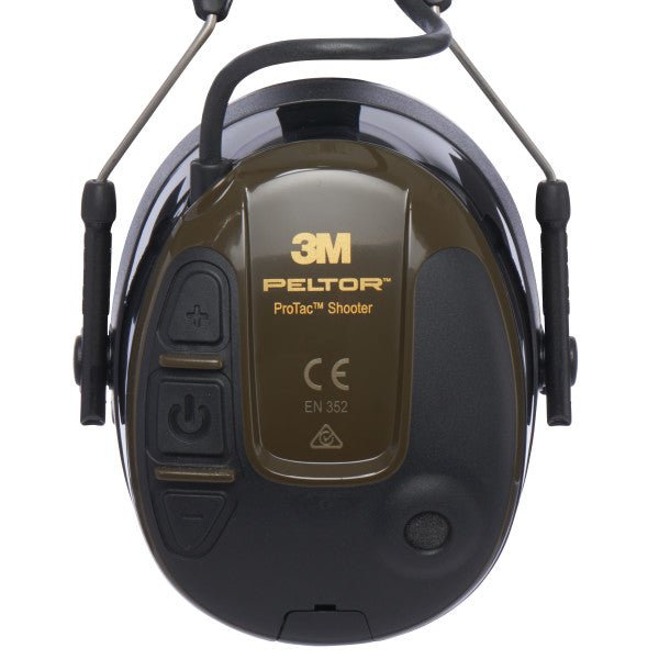 Nahaufnahme des 3M Peltor Gehörschutz ProTac™ Shooter mit Knöpfen, Branding und Zertifizierungskennzeichnung auf dem braun-schwarzen aktiven Gehörschutz für den Schießsport.