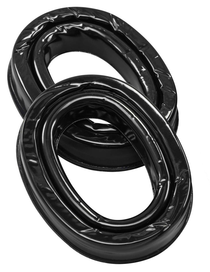 Zwei schwarze, ovale 3M Peltor Gel Hygieneset zu SportTac Ringe überlappen sich auf weißem Grund. Sie haben eine glänzende Oberfläche und ein leicht flexibles, faltiges Aussehen.