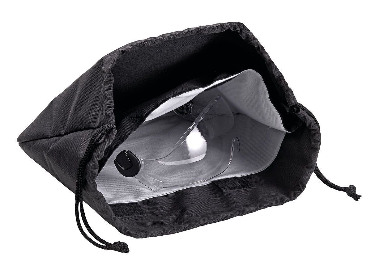 Eine durchsichtige Schutzbrille ist in einem teilweise geöffneten schwarzen PETZL Helmbeutel mit Kordelzug und hellgrauem Innenfutter untergebracht.