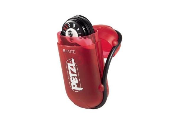 Eine rote PETZL Kopflampe e+LITE® mit schwarz-weißem Drehschalter strahlt 50 Lumen aus und wird teilweise in ihrem Hartschalengehäuse geliefert - ideal für Notfallsituationen.