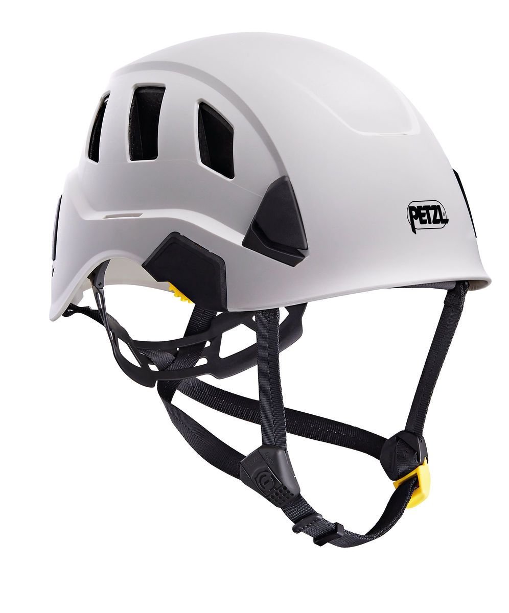 Der PETZL Schutzhelm STRATO VENT ist ein weißer Kletterhelm mit schwarzen und gelben verstellbaren Riemen, seitlichen Belüftungsöffnungen und einem leichten, schlanken Design.