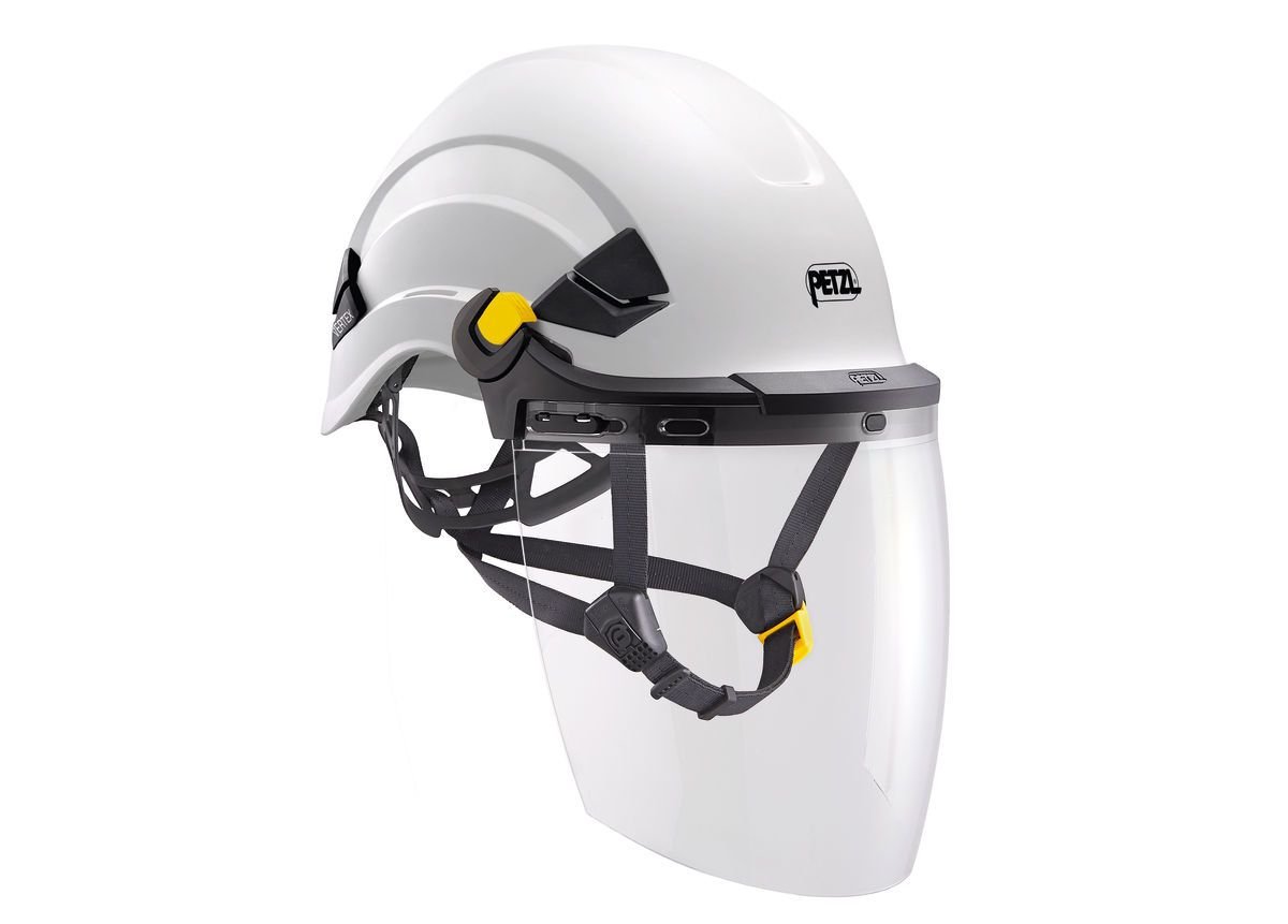 Das PETZL Schutzvisier VIZEN ist ein weißer Schutzhelm mit integriertem durchsichtigem Vollvisier und schwarzem Kinnriemengurt mit gelben Schnallen, der Störlichtbogenschutz bietet. Abgebildet auf weißem Hintergrund.