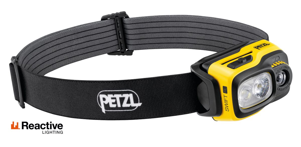 Die PETZL SWIFT RL Stirnlampe ist eine gelb-schwarze, wiederaufladbare Stirnlampe mit einem verstellbaren schwarzen Band, PETZL-Logo, zwei LEDs, einem Bedienknopf, REACTIVE LIGHTING-Technologie und dem Schriftzug SWIFT RL".