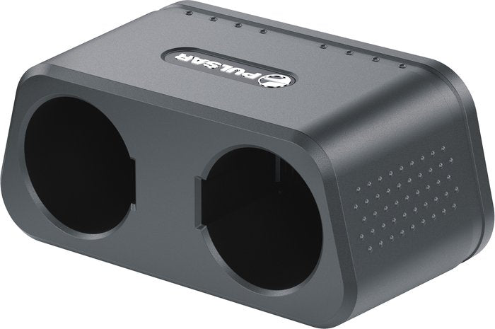 Das PULSAR APS5 Batterieladegerät ist ein schwarzer, rechteckiger Adapter für den Zigarettenanzünder im Auto mit zwei runden Steckdosen und strukturierten Punkten an der Seite, mit dem PULSAR-Logo auf der Oberseite - ideal zum Laden von APS5-Batterien unterwegs.
