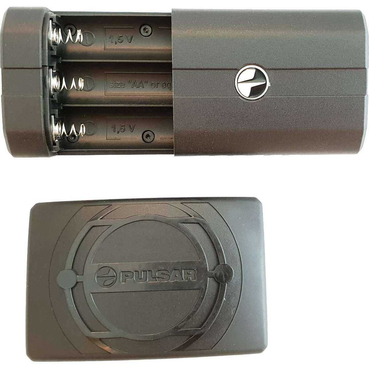 Ein schwarzer PULSAR Batteriehalter BPS 3x AA mit abgenommener Abdeckung, die drei AA-Batterieschächte zeigt. Auf der separaten Abdeckung sind das PULSAR-Logo und der Markenname abgebildet. Ideal als Batteriefach für Pulsar-Geräte oder als Ersatzbatteriepack.