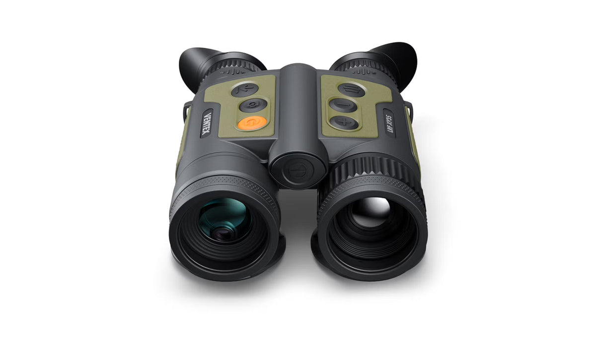 Ein grün-schwarzes PULSAR WLO Wärmebildfernglas Ventex XP35 Digitalfernglas mit mehreren Tasten auf der Oberseite, großen Frontlinsen und Gummiokularen ist auf einem weißen Hintergrund abgebildet.