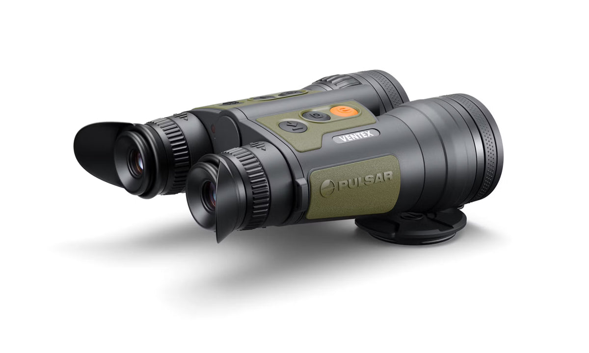 Das PULSAR WLO Wärmebildfernglas Ventex XT50 in Dunkelgrau und Olivgrün verfügt über HD-Wärmebildtechnik, zwei Okulare, Fokussierringe, intuitive Bedientasten mit orangefarbener Einschalttaste und das Pulsar-Logo an der Seite.