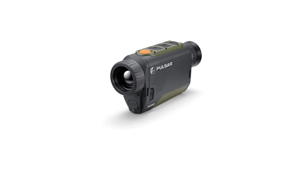 Das PULSAR WLO Wärmebildgerät Alaris XG30 ist ein kompaktes Wärmebildmonokular mit einem schwarz-grünen Gehäuse, oben angebrachten Bedientasten und einem hervorstehenden Objektiv, das vor einem weißen Hintergrund abgebildet ist.