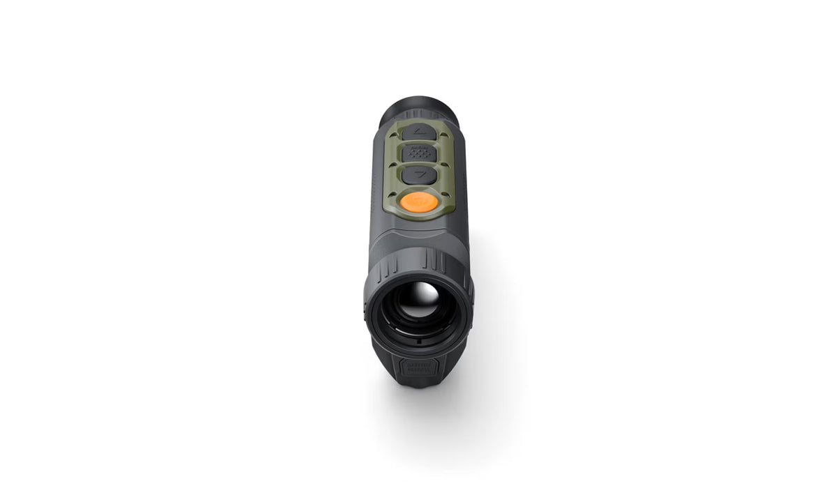Das PULSAR WLO Wärmebildgerät Alaris XG30 ist ein handgehaltenes Monokular im schwarz-grünen Design mit drei Tasten (zwei schwarze, eine orange) und einem fortschrittlichen Wärmebildsensor für verbesserte Bildgebung, der nach vorne gerichtet auf weißem Hintergrund abgebildet ist.