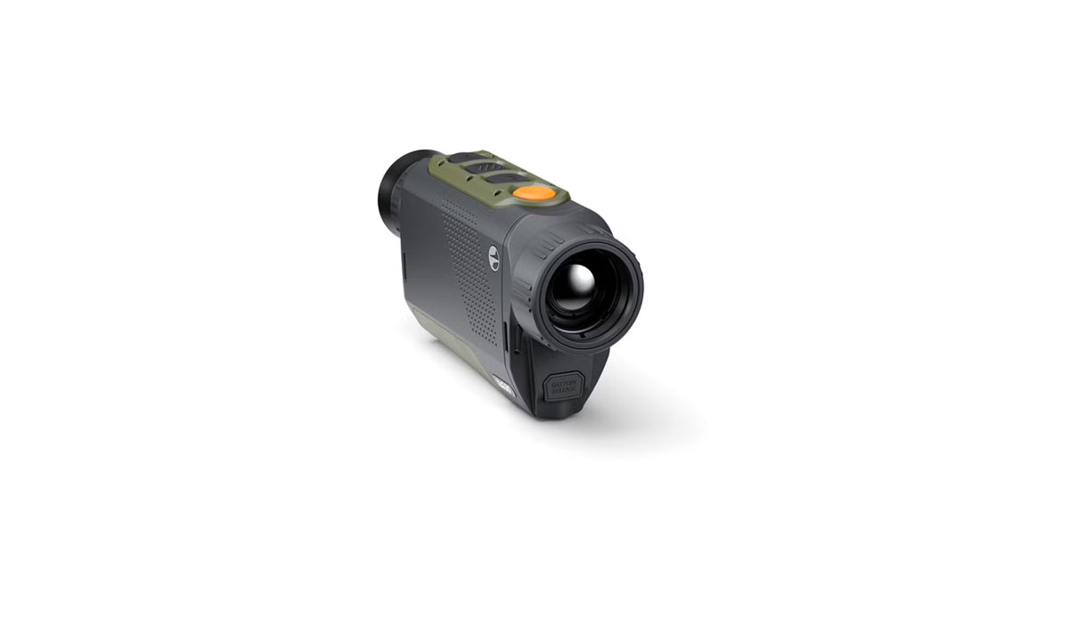 Das PULSAR Pulsar WLO Wärmebildgerät Alaris XQ30 ist ein handgehaltenes digitales Monokular mit einem großen Objektiv, einem schwarz-grünen Gehäuse, einem strukturierten Griff, einer orangefarbenen Taste und einem erweiterten Wärmebildsensor auf weißem Hintergrund.