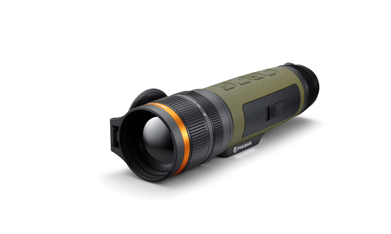 Das PULSAR Pulsar WLO Wärmebildgerät Lumion XL50 ist ein kompaktes, handgehaltenes Monokular in Olivgrün und Schwarz mit einem orangefarbenen Ring am Objektiv und den oberen Tasten, dargestellt auf weißem Hintergrund - ideal für fortgeschrittene Wärmebildtechnik.