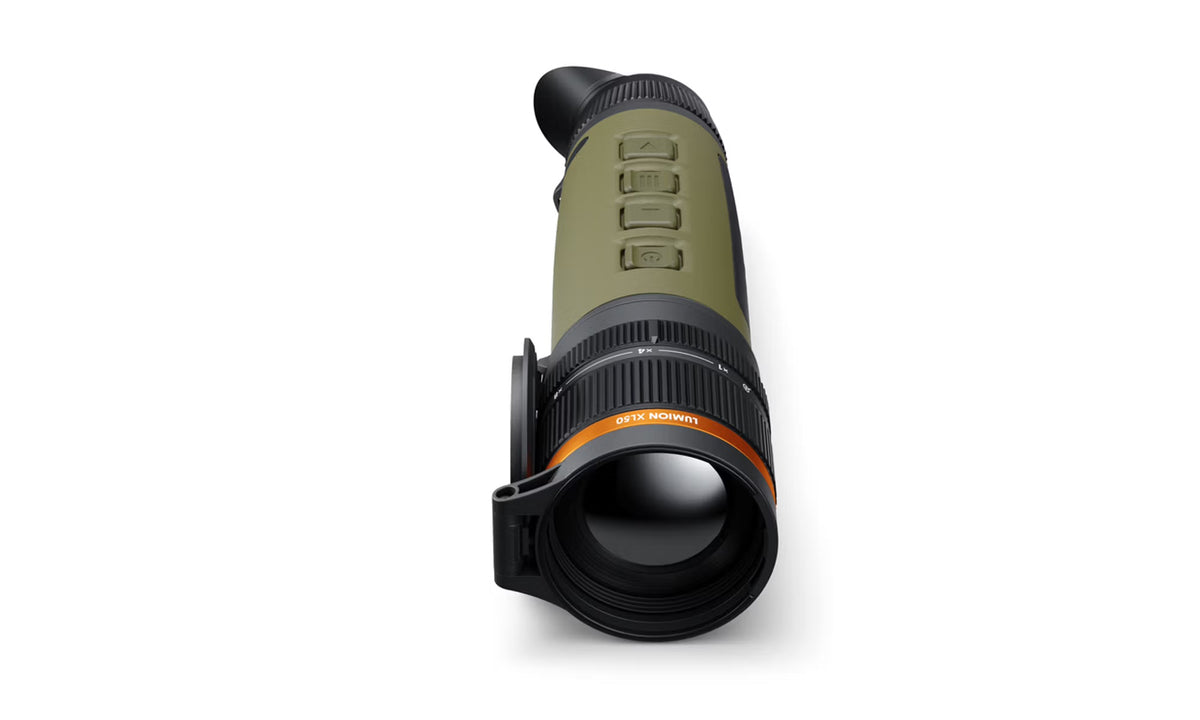 Das PULSAR WLO Wärmebildgerät Lumion XL50 ist ein digitales Monokular mit einem olivgrünen Gehäuse, einem schwarzen Okular, vier rechteckigen Bedientasten und einem orangefarbenen Ring mit der Aufschrift D-Ki Monni in der Nähe des Objektivs, der auf einem weißen Hintergrund dargestellt ist.