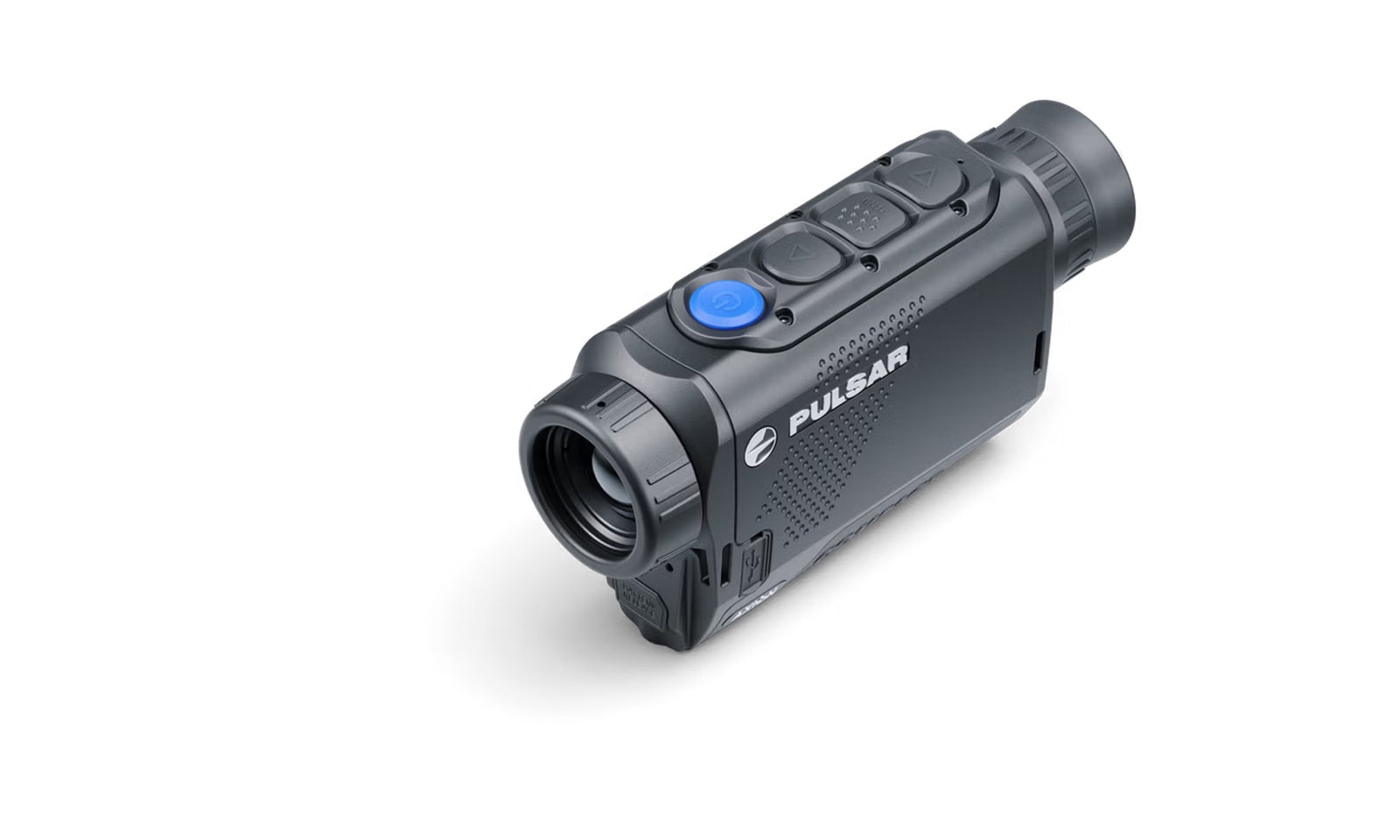 Das PULSAR Wärmebildgerät Axion XQ19 Compact ist ein schwarzes Wärmebildmonokular mit einer blauen Taste und mehreren Bedienelementen auf der Oberseite. Es ist abgewinkelt dargestellt, um das Objektiv und das Okular vor einem weißen Hintergrund für fortschrittliche Wärmesicht zu zeigen.