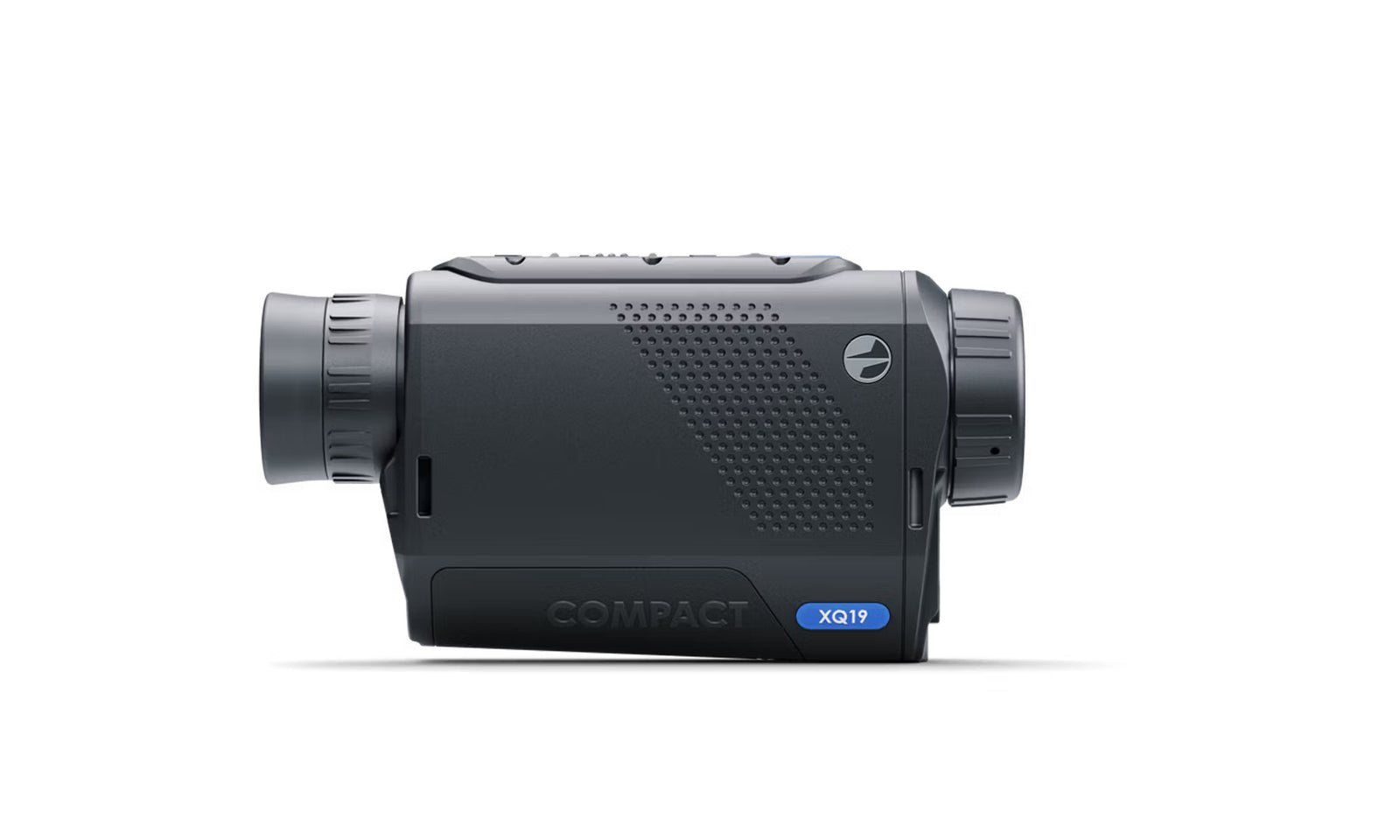 Das PULSAR Wärmebildgerät Axion XQ19 Compact in dunklem Grau mit strukturiertem Griff, doppelten Linsendeckeln und blauem XQ19-Emblem - perfektes Gerät für Thermal-Sehen.