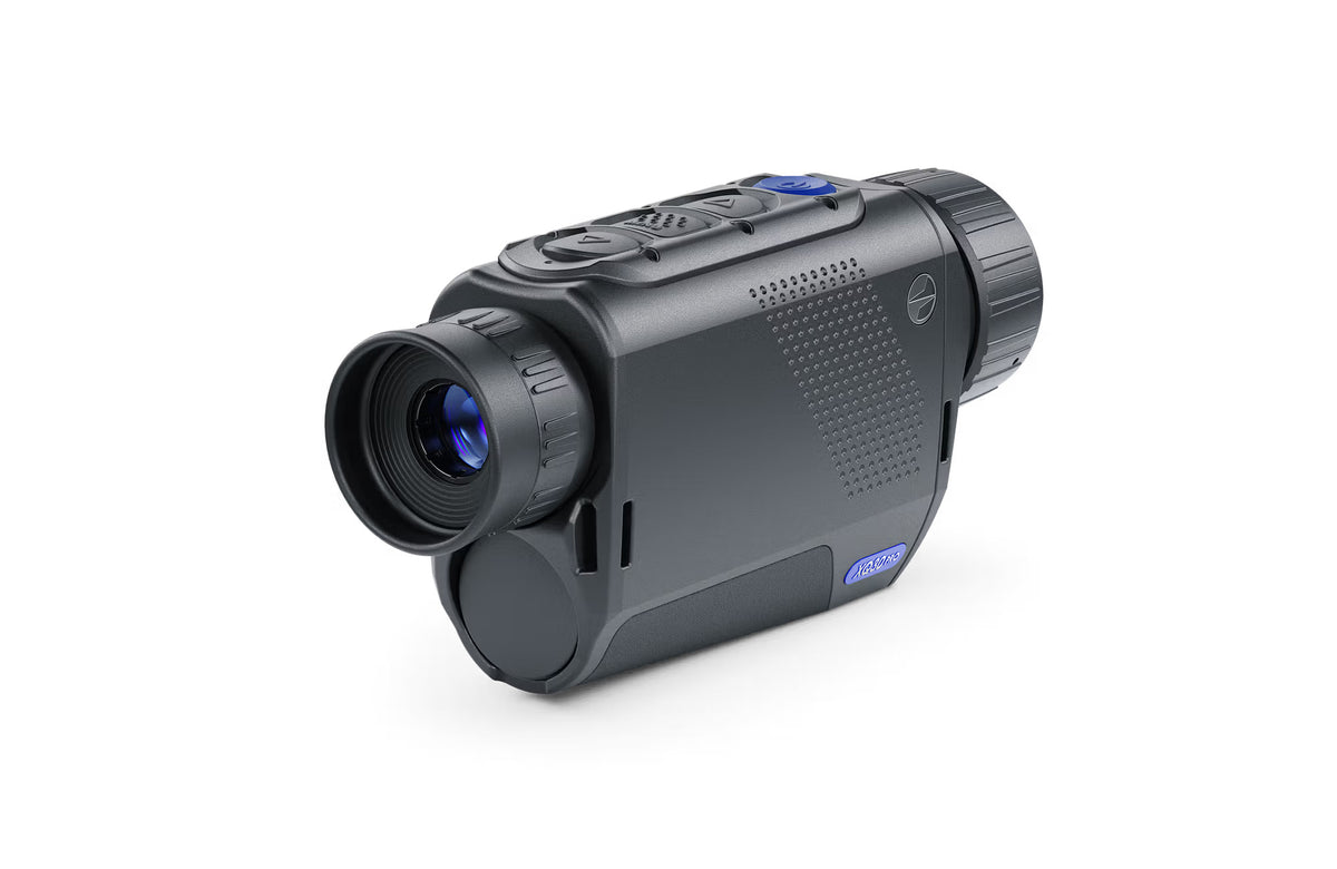 Das kompakte, schwarze PULSAR Wärmebildgerät Axion XQ30 PRO verfügt über einen strukturierten Griff, mehrere Bedienknöpfe auf der Oberseite, ein großes Okular und eine blaue Linse - ideal für die Jagd bei allen Lichtverhältnissen.