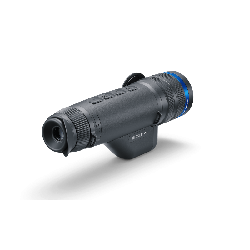 Ein schwarzes PULSAR Telos LRF XL50 Wärmebildgerät Handheld Wärmebildmonokular mit oberen Tasten und einem blauen Akzentring am Objektiv ruht auf einem Ständer vor einem hellen Hintergrund, der sein fortschrittliches Design hervorhebt.