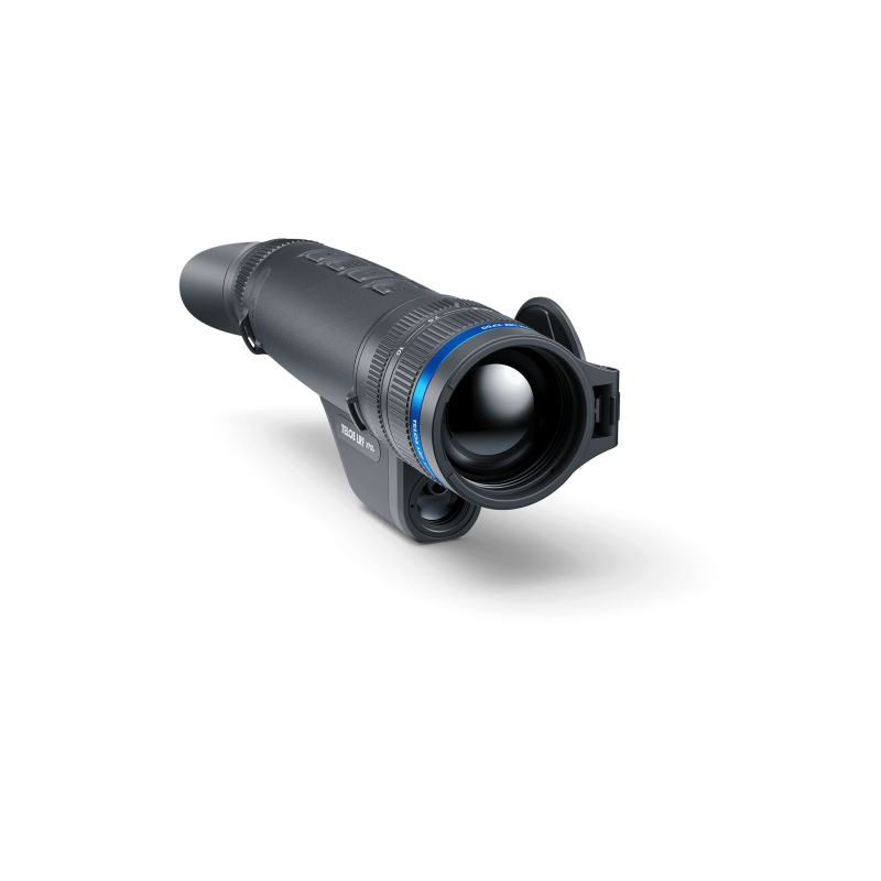 Ein PULSAR Telos LRF XL50 Wärmebildgerät in Schwarz mit großem Objektiv, blauem Akzent-Ring und gummiertem Griff vor hellem Hintergrund.