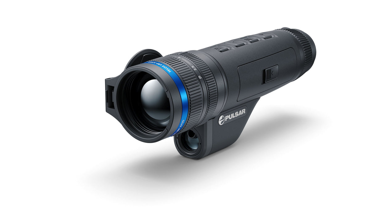 Das PULSAR Pulsar Wärmebildgerät Telos LRF XP50 hat ein schwarzes Design mit blauem Ring, strukturiertem Griff und Steuertasten auf weißem Hintergrund.