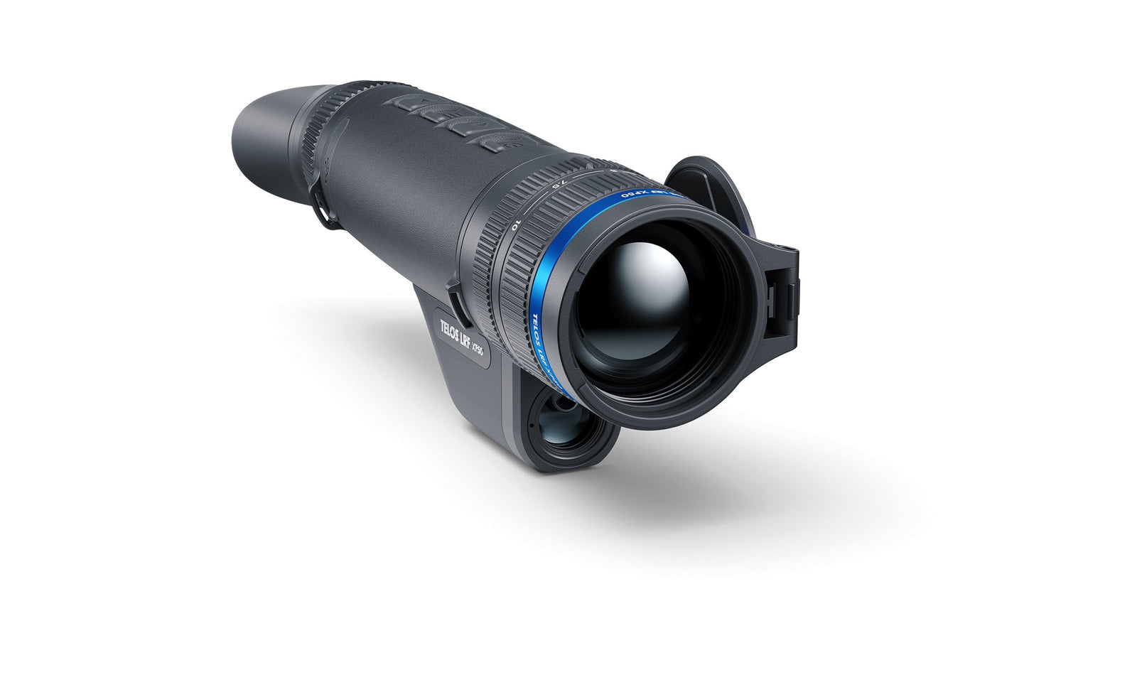 Das PULSAR Pulsar Wärmebildgerät Telos LRF XP50 ist ein schwarzes monokulares Wärmebildgerät mit einer großen Frontlinse, seitlichen Tasten und einer aufklappbaren Objektivabdeckung auf weißem Hintergrund.