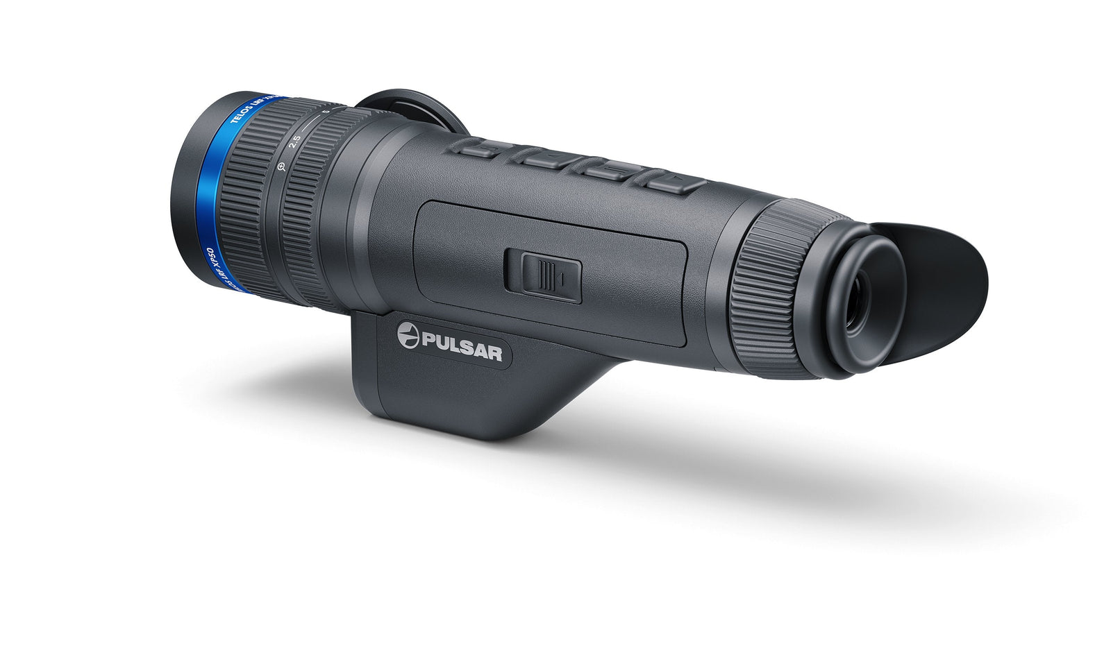 Das PULSAR Wärmebildgerät Telos LRF XP50 ist ein schwarzes Wärmebildmonokular mit strukturierten Griffen, seitlichen Knöpfen, einer Augenmuschel und einem blauen Akzentring an der Linse, abgebildet auf weißem Hintergrund.