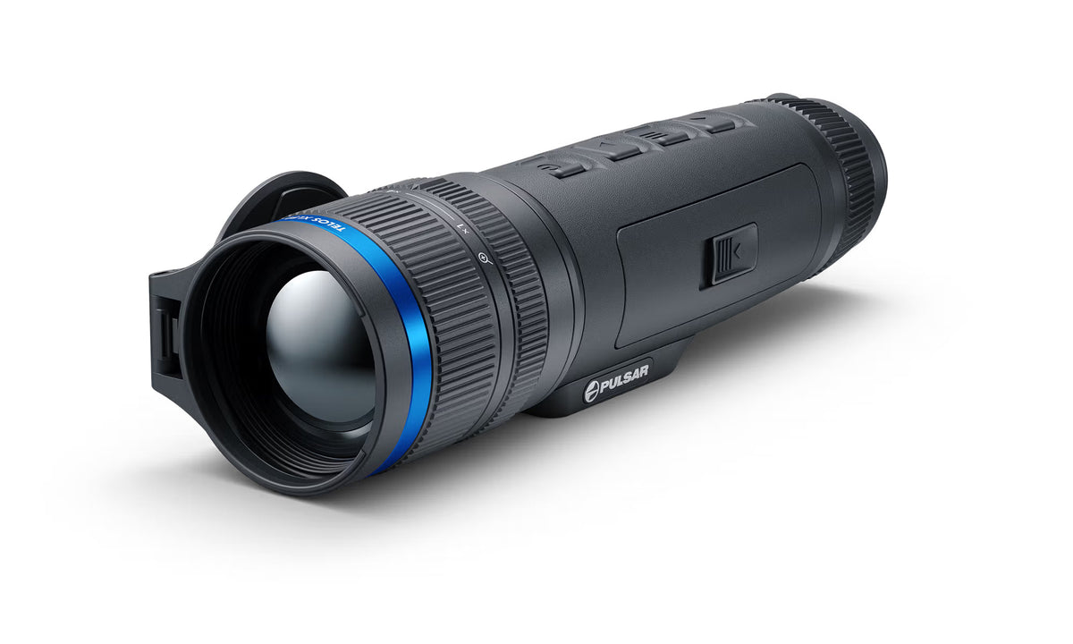 Das Pulsar Wärmebildgerät Telos XL50 von PULSAR ist ein schwarzes Handgerät mit einem strukturierten Griff, einer blau akzentuierten Linse und mehreren Bedientasten auf der Oberseite.