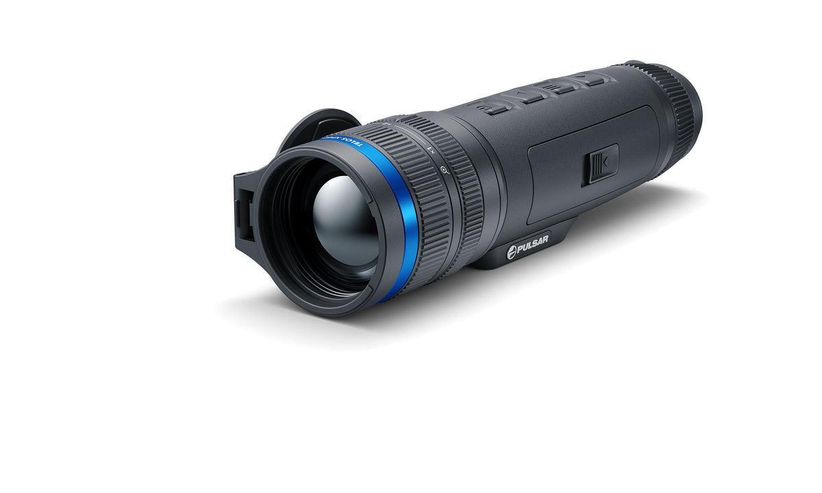 Das PULSAR Pulsar Wärmebildgerät Telos XP50 ist ein schwarzes, handgehaltenes Wärmebildmonokular mit einem strukturierten Griff, mehreren Steuertasten und einem großen Objektiv mit blauem Ring. Es verfügt über einen 640x480 Wärmebildsensor und ist auf einem weißen Hintergrund abgebildet.