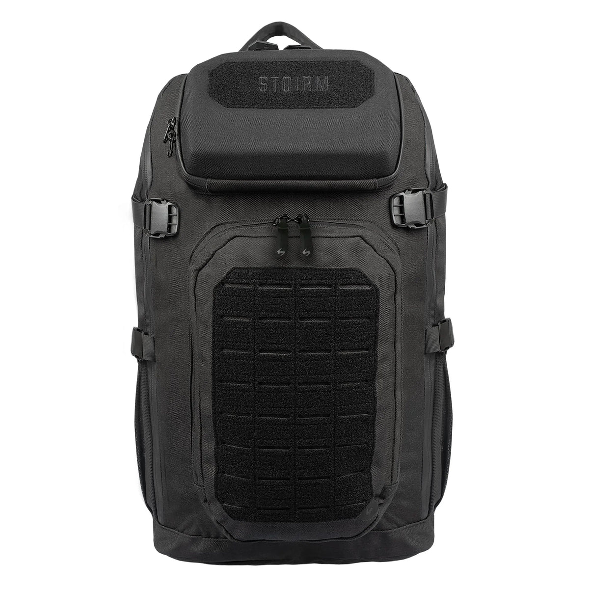 Der STOIRM 25L Tactical Pack GEN2 von STOIRM ist ein großer schwarzer Rucksack mit Schnallenriemen, Tragegriff oben, mehreren Fächern und einem rechteckigen Aufnäher auf der Vorderseite - ideal für Outdoor-Ausrüstung und Gebrauchsgegenstände.